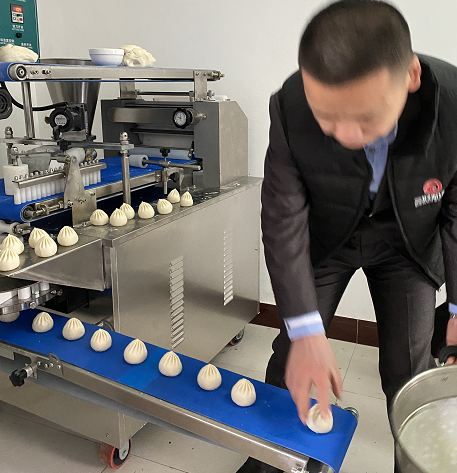 包子機(jī)制作速凍包子現(xiàn)場 包子機(jī)制作速凍包子現(xiàn)場