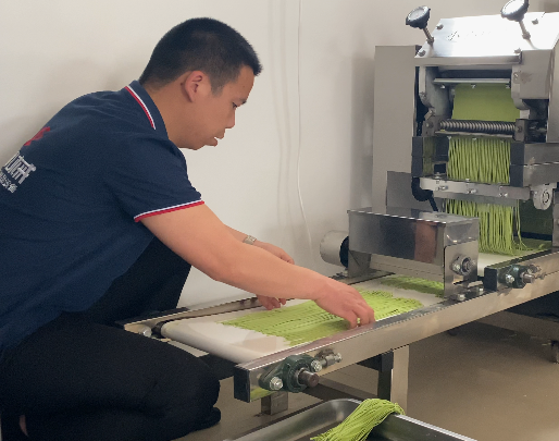 鮮面條機(jī)做面條 鮮面條機(jī)做面條