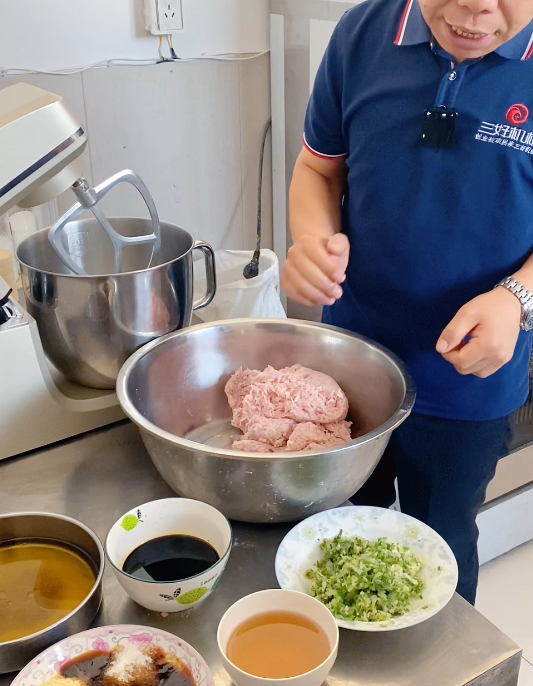 灌湯包機(jī)怎么做湯包 灌湯包機(jī)怎么做湯包