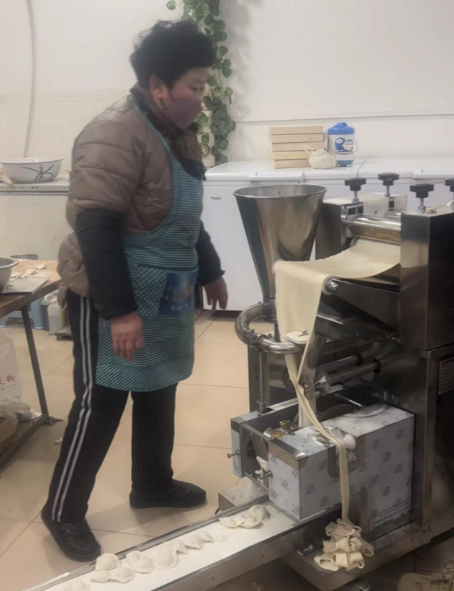 三十年老店使用三好餃子機包餃子 三十年老店使用三好餃子機包餃子