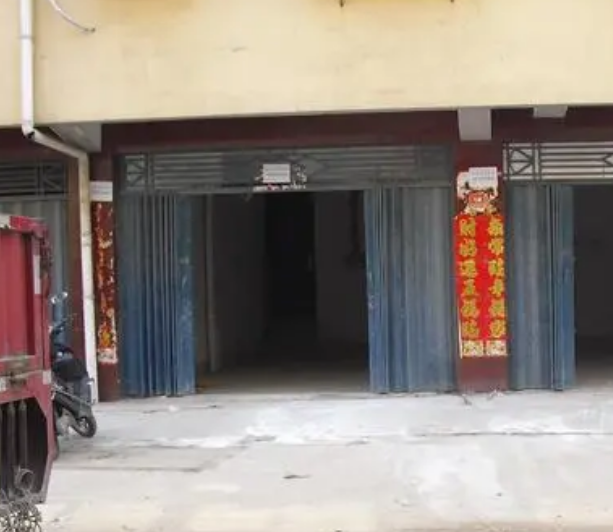 在自己老家門臉用面條機(jī)做鮮面條 在自己老家門臉用面條機(jī)做鮮面條